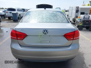 2014 Volkswagen Passat S z VIN 1VWAT7A33EC038497, wystawiony jako IAAI lot #41922616 z przebiegiem 110 509 mil mil oraz . Historia ofert i sprzedaży dostępna na DreamBid. Obrazek 16.