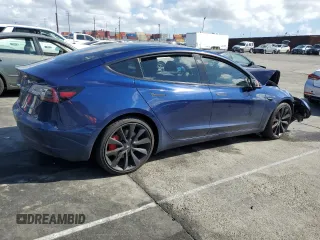 2018 Tesla Model 3 Long Range Battery z VIN 5YJ3E1EB4JF083983, wystawiony jako Copart lot #45250445 z przebiegiem 61 042 mil mil oraz Szkoda całkowita • Salvage title. Historia ofert i sprzedaży dostępna na DreamBid. Obrazek 3.