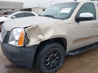 2011 GMC Yukon XL SLT with VIN 1GKS1KE01BR160725, listed as a IAAI auction lot 41587693 with 302,661 mi miles and . Bid and sale history available at carsss.com. Image 18.