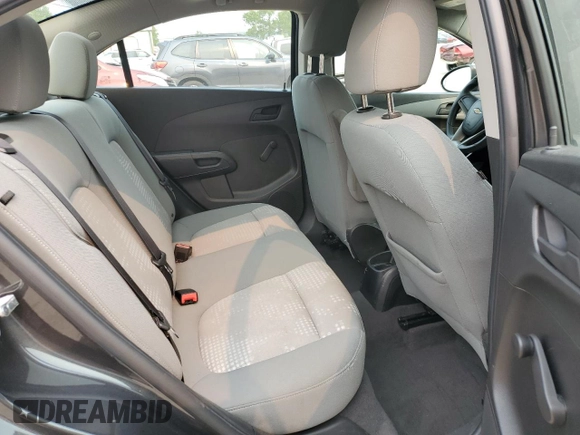 2016 Chevrolet Sonic LS z VIN 1G1JA5SH1G4103182, wystawiony jako Copart lot #59205495 z przebiegiem 107 537 mil mil oraz Szkoda całkowita • Salvage title. Historia ofert i sprzedaży dostępna na DreamBid. Obrazek 10.