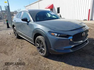2023 Mazda CX-30 S Carbon Edition z VIN 3MVDMBCM4PM513435, wystawiony jako IAAI lot #41768491 z przebiegiem 10 844 mil mil oraz . Historia ofert i sprzedaży dostępna na DreamBid. Obrazek 1.