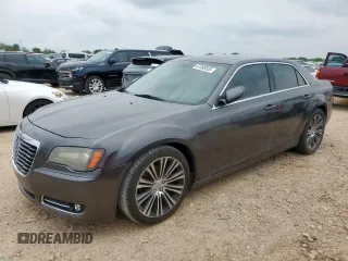 2014 Chrysler 300 S z VIN 2C3CCABG2EH166774, wystawiony jako Copart lot #57388325 z przebiegiem 171 962 mil mil oraz Czysty tytuł • Clean title. Historia ofert i sprzedaży dostępna na DreamBid. Obrazek 1.
