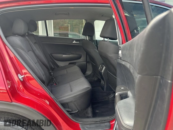 2021 Kia Sportage LX z VIN KNDPMCAC0M7906613, wystawiony jako Copart lot #49146655 z przebiegiem 183 811 mil mil oraz Czysty tytuł • Clean title. Historia ofert i sprzedaży dostępna na DreamBid. Obrazek 6.