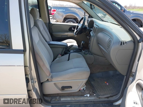 2007 Chevrolet TrailBlazer LS with VIN 1GNDT13S272211105, listed as a IAAI auction lot 42106818 with 200,104 mi miles. Bid and sale history available at carsss.com. Image 5.