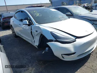 2021 Tesla Model 3 Standard Range Plus z VIN 5YJ3E1EA8MF100456, wystawiony jako IAAI lot #42100840 z przebiegiem 64 389 mil mil oraz . Historia ofert i sprzedaży dostępna na DreamBid. Obrazek 1.