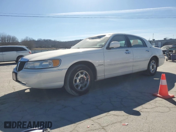 2000 Lincoln Town Car Signature z VIN 1LNHM82W2YY813274, wystawiony jako Copart lot #47288135 z przebiegiem 110 192 mil mil oraz Czysty tytuł • Clean title. Historia ofert i sprzedaży dostępna na DreamBid. Obrazek 1.