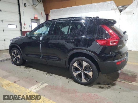 2023 Volvo XC40 Ultimate Dark Theme z VIN YV4L12UX3P2952998, wystawiony jako Copart lot #52724585 z przebiegiem 5578 mil mil oraz Tytuł czysty. Historia ofert i sprzedaży dostępna na DreamBid. Obrazek 2.