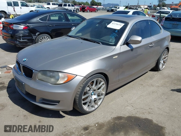 2011 BMW 1 Series 128i z VIN WBAUP9C51BVL90800, wystawiony jako IAAI lot #42278234 z przebiegiem 187 138 mil mil oraz . Historia ofert i sprzedaży dostępna na DreamBid. Obrazek 6.