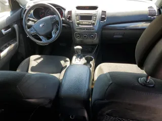 2014 Kia Sorento LX z VIN 5XYKT3A65EG443704, wystawiony jako Copart lot #50705745 z przebiegiem 132 339 mil mil oraz Szkoda całkowita • Salvage title. Historia ofert i sprzedaży dostępna na DreamBid. Obrazek 8.
