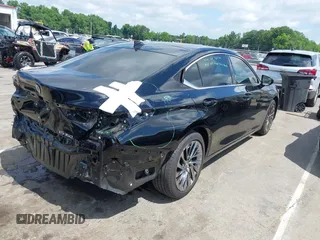 2024 Lexus ES 350 Luxury z VIN 58AEZ1B15RU180643, wystawiony jako IAAI lot #42296720 z przebiegiem 19 457 mil mil oraz . Historia ofert i sprzedaży dostępna na DreamBid. Obrazek 4.