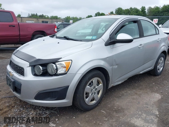 2015 Chevrolet Sonic LS z VIN 1G1JA5SH0F4115600, wystawiony jako IAAI lot #42693028 z przebiegiem 129 411 mil mil oraz . Historia ofert i sprzedaży dostępna na DreamBid. Obrazek 2.