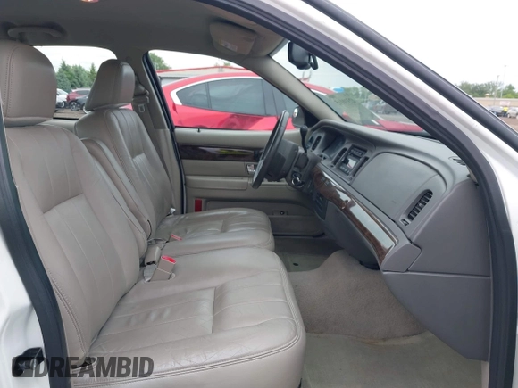 2010 Mercury Grand Marquis LS z VIN 2MEBM7FV0AX631065, wystawiony jako IAAI lot #42310115 z przebiegiem 67 110 mil mil oraz . Historia ofert i sprzedaży dostępna na DreamBid. Obrazek 5.