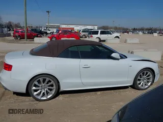 2015 Audi A5 Premium Plus z VIN WAUMFAFH3FN001641, wystawiony jako IAAI lot #41781985 z przebiegiem 44 229 mil mil oraz . Historia ofert i sprzedaży dostępna na DreamBid. Obrazek 13.
