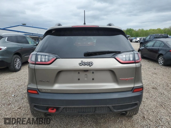 2021 Jeep Cherokee Trailhawk z VIN 1C4PJMBXXMD110534, wystawiony jako Copart lot #56333785 z przebiegiem 53 310 mil mil oraz Szkoda całkowita • Salvage title. Historia ofert i sprzedaży dostępna na DreamBid. Obrazek 6.