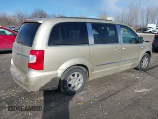 2011 Chrysler Town & Country Touring z VIN 2A4RR5DG6BR655235, wystawiony jako IAAI lot #41811240 z przebiegiem 244 399 mil mil oraz . Historia ofert i sprzedaży dostępna na DreamBid. Obrazek 4.