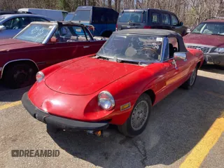 1981 Alfa Romeo Spider Veloce z VIN ZARBA5410B1012836, wystawiony jako IAAI lot #42364544 z przebiegiem Nie podano mil oraz . Historia ofert i sprzedaży dostępna na DreamBid. Obrazek 2.