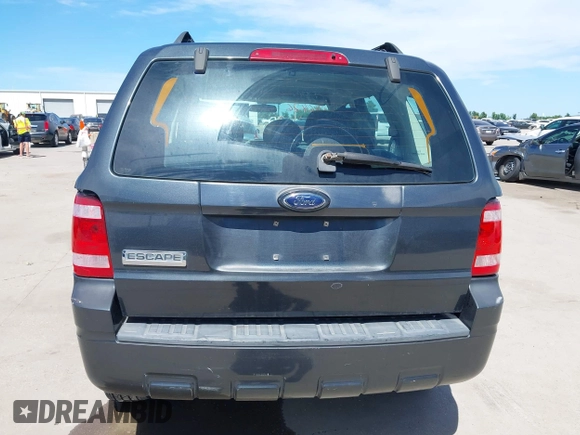 2008 Ford Escape XLS z VIN 1FMCU02Z28KD32661, wystawiony jako IAAI lot #42316426 z przebiegiem 184 552 mil mil oraz . Historia ofert i sprzedaży dostępna na DreamBid. Obrazek 17.