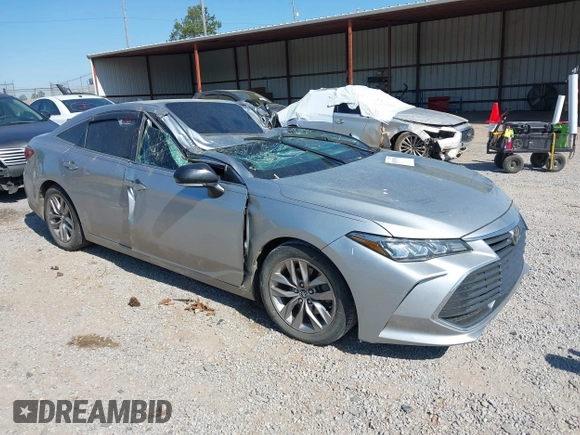 2019 Toyota Avalon XLE z VIN 4T1BZ1FB9KU004259, wystawiony jako IAAI lot #42033958 z przebiegiem 82 640 mil mil oraz . Historia ofert i sprzedaży dostępna na DreamBid. Obrazek 1.