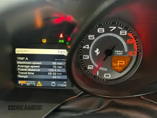 2016 Ferrari F12 z VIN ZFF74UFA2G0214140, wystawiony jako Copart lot #81488384 z przebiegiem 11 434 mil mil oraz Tytuł czysty. Historia ofert i sprzedaży dostępna na DreamBid. Obrazek 8.
