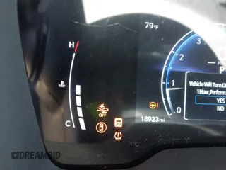 2023 Toyota Corolla Cross XLE z VIN 7MUDAAAG3PV069634, wystawiony jako IAAI lot #42489692 z przebiegiem 18 923 mil mil oraz . Historia ofert i sprzedaży dostępna na DreamBid. Obrazek 16.
