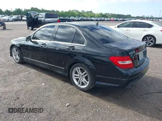 2014 Mercedes-Benz C 250 Sport z VIN WDDGF4HB0EA957858, wystawiony jako IAAI lot #42253090 z przebiegiem 192 097 mil mil oraz . Historia ofert i sprzedaży dostępna na DreamBid. Obrazek 3.