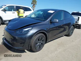 2024 Tesla Model Y z VIN 7SAYGDED4RF115252, wystawiony jako IAAI lot #42302658 z przebiegiem 7 365 mil mil oraz . Historia ofert i sprzedaży dostępna na DreamBid. Obrazek 2.