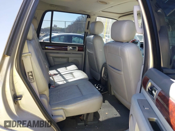 2004 Lincoln Navigator Luxury z VIN 5LMFU27R34LJ05952, wystawiony jako IAAI lot #41853172 z przebiegiem 268 889 mil mil oraz . Historia ofert i sprzedaży dostępna na DreamBid. Obrazek 8.