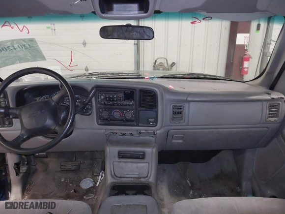 2000 Chevrolet Silverado 1500 LS with VIN 2GCEK19T0Y1274947, listed as a IAAI auction lot 42042066 with 200,262 mi miles. Bid and sale history available at carsss.com. Image 5.