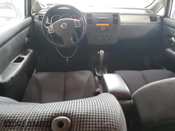 2010 Nissan Versa S z VIN 3N1BC1CP4AL362791, wystawiony jako Copart lot #53368785 z przebiegiem 141 934 mil mil oraz Szkoda całkowita • Salvage title. Historia ofert i sprzedaży dostępna na DreamBid. Obrazek 8.