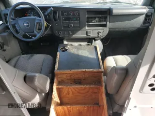 2017 GMC Savana Cargo z VIN 1GTW7AFF7H1910855, wystawiony jako Copart lot #56770395 z przebiegiem 158 983 mil mil oraz Szkody całkowita. Historia ofert i sprzedaży dostępna na DreamBid. Obrazek 8.
