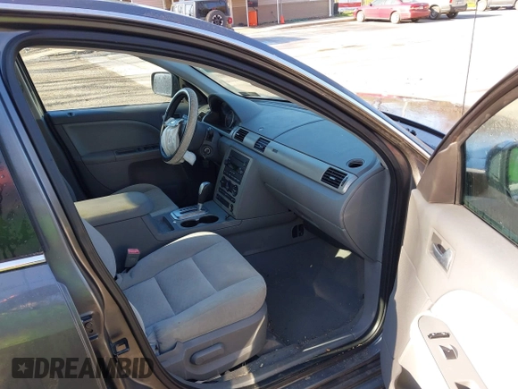 2005 Ford Five Hundred SE z VIN 1FAFP231X5G145153, wystawiony jako IAAI lot #42059747 z przebiegiem 59 114 mil mil oraz . Historia ofert i sprzedaży dostępna na DreamBid. Obrazek 5.