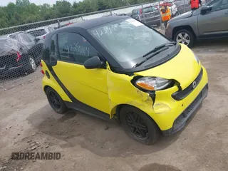 2013 Smart fortwo Pure z VIN WMEEJ3BA5DK663165, wystawiony jako IAAI lot #42291804 z przebiegiem 105 074 mil mil oraz . Historia ofert i sprzedaży dostępna na DreamBid. Obrazek 1.