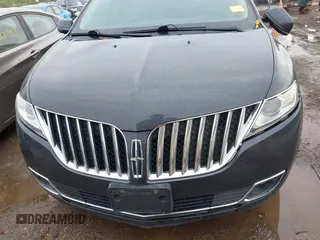 2013 Lincoln MKX z VIN 2LMDJ8JK4DBL30807, wystawiony jako IAAI lot #42199404 z przebiegiem 153 475 mil mil oraz . Historia ofert i sprzedaży dostępna na DreamBid. Obrazek 12.