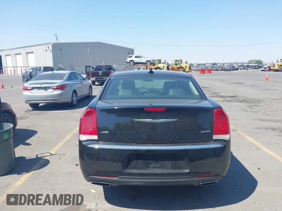 2016 Chrysler 300 Limited z VIN 2C3CCARG7GH314121, wystawiony jako IAAI lot #39842419 z przebiegiem 40 046 mil mil oraz . Historia ofert i sprzedaży dostępna na DreamBid. Obrazek 16.