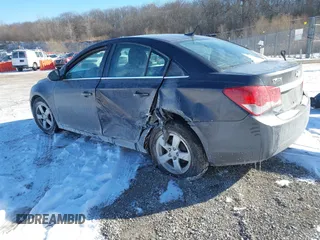 2014 Chevrolet Cruze 1LT z VIN 1G1PC5SB0E7419345, wystawiony jako IAAI lot #41412379 z przebiegiem 114 282 mil mil oraz . Historia ofert i sprzedaży dostępna na DreamBid. Obrazek 3.