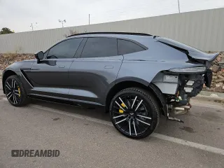2023 Aston Martin DBX 707 z VIN SD7VUJBW8PTV08579, wystawiony jako Copart lot #45496975 z przebiegiem 10 769 mil mil oraz Szkody całkowita. Historia ofert i sprzedaży dostępna na DreamBid. Obrazek 2.