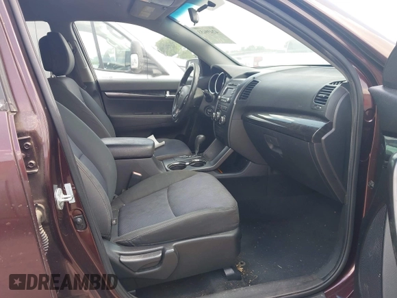 2012 Kia Sorento LX z VIN 5XYKT4A15CG241033, wystawiony jako IAAI lot #42439153 z przebiegiem 248 220 mil mil oraz . Historia ofert i sprzedaży dostępna na DreamBid. Obrazek 5.