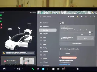 2019 Tesla Model 3 Mid Range z VIN 5YJ3E1EA5KF317542, wystawiony jako IAAI lot #42050461 z przebiegiem 55 054 mil mil oraz . Historia ofert i sprzedaży dostępna na DreamBid. Obrazek 18.