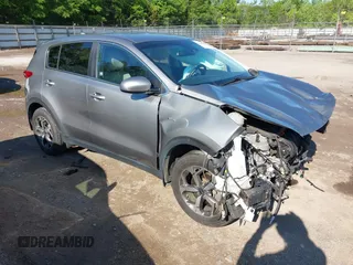 2020 Kia Sportage LX z VIN KNDPMCAC8L7628865, wystawiony jako IAAI lot #42190291 z przebiegiem 72 646 mil mil oraz . Historia ofert i sprzedaży dostępna na DreamBid. Obrazek 1.
