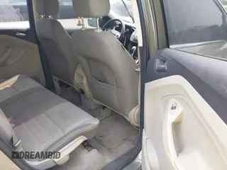 2013 Ford Escape SE z VIN 1FMCU9GX9DUC98437, wystawiony jako IAAI lot #42393299 z przebiegiem 210 014 mil mil oraz . Historia ofert i sprzedaży dostępna na DreamBid. Obrazek 8.