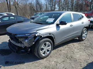 2025 Chevrolet Trax LS z VIN KL77LFEP2SC055126, wystawiony jako IAAI lot #42112330 z przebiegiem 12 490 mil mil oraz . Historia ofert i sprzedaży dostępna na DreamBid. Obrazek 2.