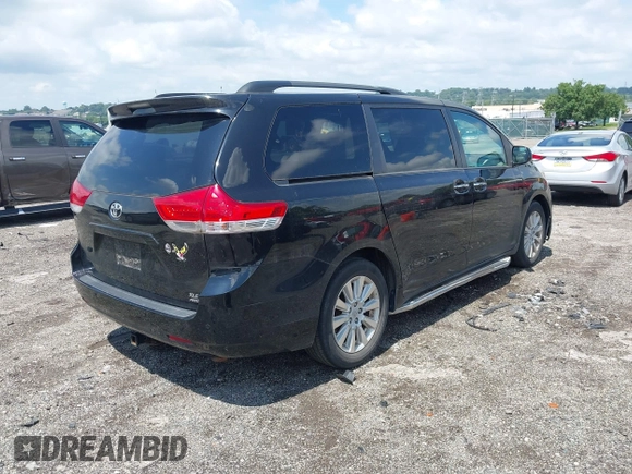 2013 Toyota Sienna XLE z VIN 5TDDK3DC8DS064047, wystawiony jako IAAI lot #42755455 z przebiegiem 143 604 mil mil oraz . Historia ofert i sprzedaży dostępna na DreamBid. Obrazek 4.