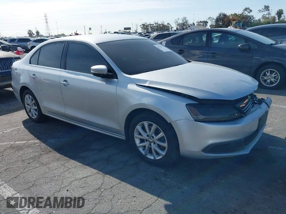 2013 Volkswagen Jetta Sedan SE with VIN 3VWDP7AJ5DM440793, listed as a IAAI auction lot 41936412 with 117,383 mi miles. Bid and sale history available at carsss.com. Image 1.