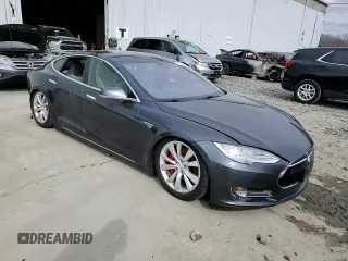 2015 Tesla Model S 85D with VIN 5YJSA1H4XFF096717, listed as a Copart auction lot 84732464 with Not Provided miles and Salvage Title. Bid and sale history available at carsss.com. Image 14.