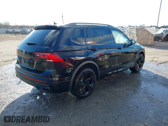 2023 Volkswagen Tiguan SE R-Line Black z VIN 3VVCB7AX5PM100499, wystawiony jako IAAI lot #41261505 z przebiegiem 26 677 mil mil oraz . Historia ofert i sprzedaży dostępna na DreamBid. Obrazek 4.