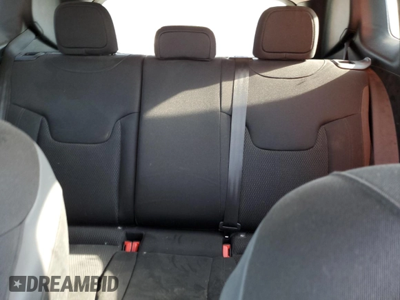 2018 Jeep Renegade Latitude z VIN ZACCJABHXJPH22767, wystawiony jako Copart lot #56832115 z przebiegiem 61 047 mil mil oraz Czysty tytuł • Clean title. Historia ofert i sprzedaży dostępna na DreamBid. Obrazek 10.