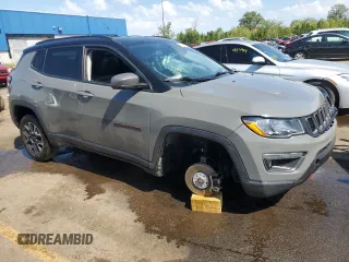 2020 Jeep Compass Trailhawk z VIN 3C4NJDDB3LT203350, wystawiony jako Copart lot #70399364 z przebiegiem 53 910 mil mil oraz Szkoda całkowita • Salvage title. Historia ofert i sprzedaży dostępna na DreamBid. Obrazek 4.