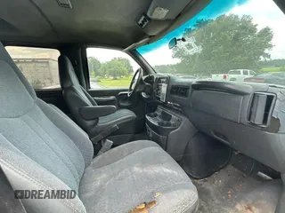 2002 Chevrolet Express z VIN 1GAHG39R921243538, wystawiony jako Copart lot #59032045 z przebiegiem 512 936 mil mil oraz Tytuł czysty. Historia ofert i sprzedaży dostępna na DreamBid. Obrazek 5.