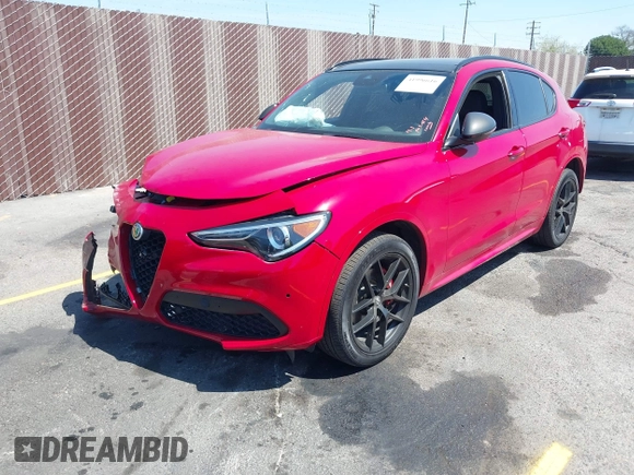 2020 Alfa Romeo Stelvio Ti z VIN ZASPAKBN5L7C73874, wystawiony jako IAAI lot #41996616 z przebiegiem Nie podano mil oraz . Historia ofert i sprzedaży dostępna na DreamBid. Obrazek 17.
