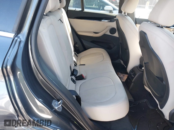 2018 BMW X1 xDrive28i z VIN WBXHT3C31J3H31737, wystawiony jako IAAI lot #41698670 z przebiegiem 68 017 mil mil oraz . Historia ofert i sprzedaży dostępna na DreamBid. Obrazek 8.